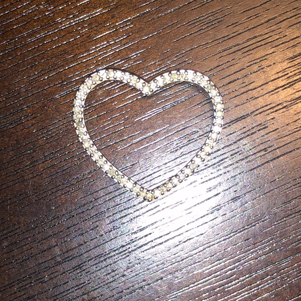 10k White Gold Diamond Heart Pendant m